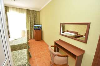 Гостиница Guest House Georgy Кабардинка Трехместный номер-2