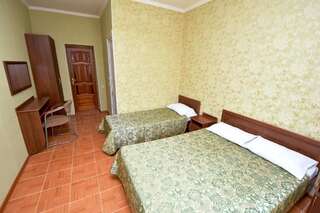 Гостиница Guest House Georgy Кабардинка Трехместный номер-5